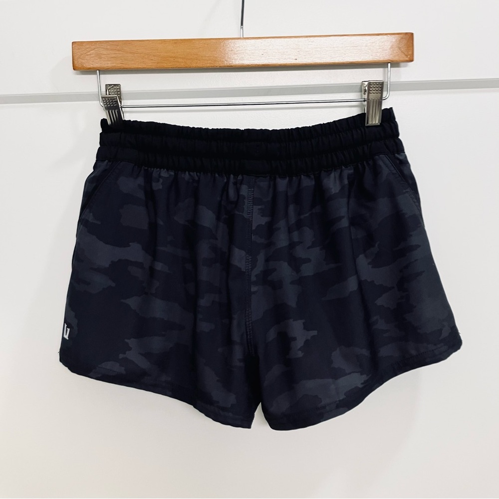 Vuori Clementine Short Black Watercolor Camo Size XS | Athleisure - Picture 7 of 12